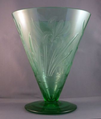 Walsh Walsh Water Lily, Iris and Bulrush vase
Iris 10 in tall
Keywords: blown;british;vase