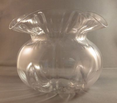 Walsh Walsh tulip and leaf crystal vase
Polished pontil mark
Keywords: blown;vase
