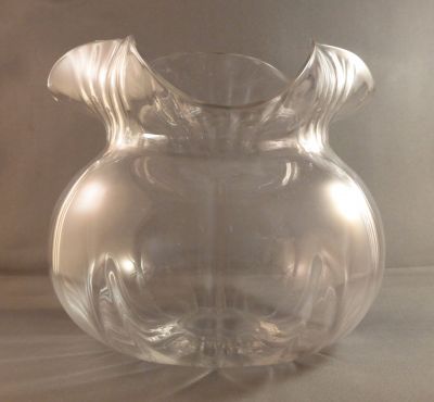 Walsh Walsh tulip and leaf crystal vase
Lead crystal
Keywords: blown;vase