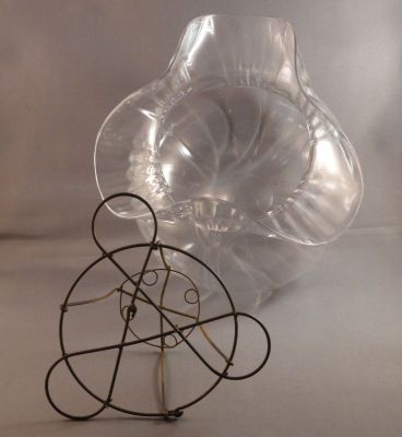 Walsh Walsh tulip and leaf crystal vase with flower holder
With custom-made brass flower holder
Keywords: blown;vase