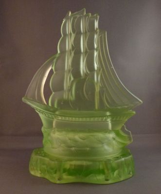 Walther Segelschiff with frog
1930s
Keywords: german;pressed;vase;centrepiece