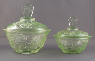 Walther Waltraut dressing table set
Powder bowls. Two sizes
Keywords: german;pressed;bathbed