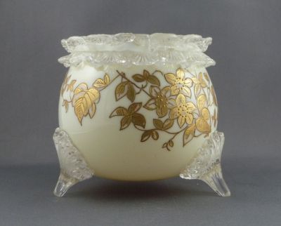 Webb? custard glass rose bowl B, gilded
Some damage. Similar in Gulliver
Keywords: blown;british;enamelgilt;vase