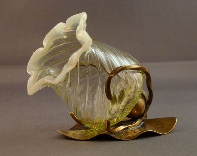 Webb flower bud salt/toothpick holder
Typical Webb crimp rim
Keywords: british;table;blown
