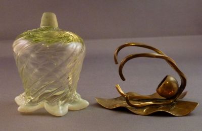 Webb flower bud salt/toothpick holder
Brass leaf stand (no evidence of plating) Sometimes seen with silver plated stand
Keywords: british;table;blown