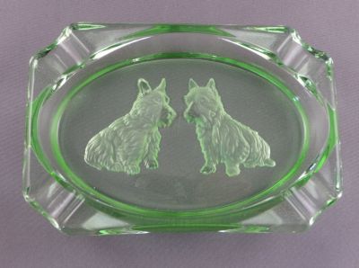 Westie dog uranium ashtray
Czech? Inwald?, very shiny base
Keywords: czech;pressed;ash