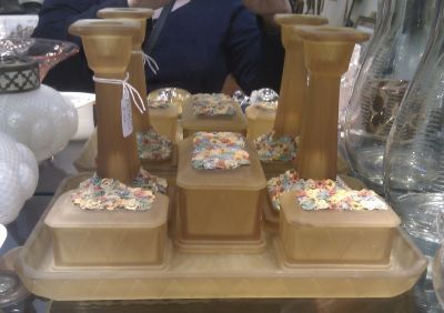 Bagley Wyndham dressing table set
1333 Amber with hand-applied floral decor
Keywords: bathbed;enamelgilt;pressed;sold