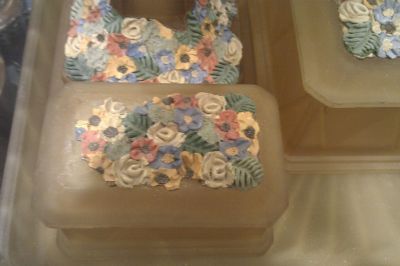 Bagley Wyndham dressing table pots
1333 Hand-applied floral decor detail
Keywords: bathbed;enamelgilt;pressed;sold
