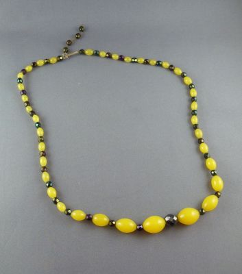 Yellow uranium and black aurora borealis 
Vintage beads. Threaded on wire
Keywords: uranium