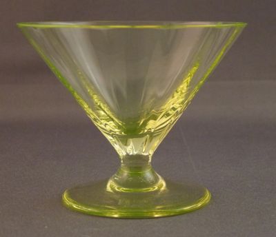 Optic rib cocktail glass
Polished rim
Keywords: barware;blown