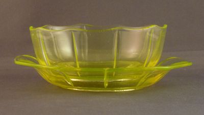 Ribbed dessert bowl and underplate
Ribs on inside
Keywords: pressed;sold;table