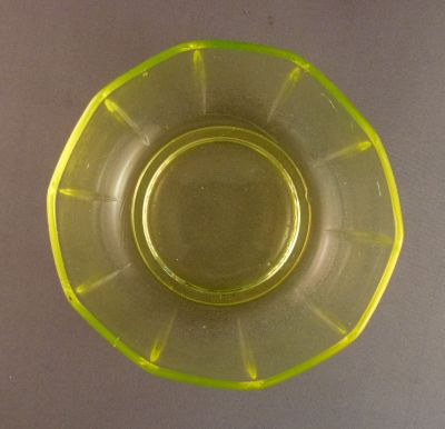 Ribbed dessert bowl
Very irregular shape
Keywords: pressed;table;sold