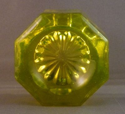Percival Vickers? yellow straight sided
Larger and slightly different construction to green one
Keywords: british;insulator